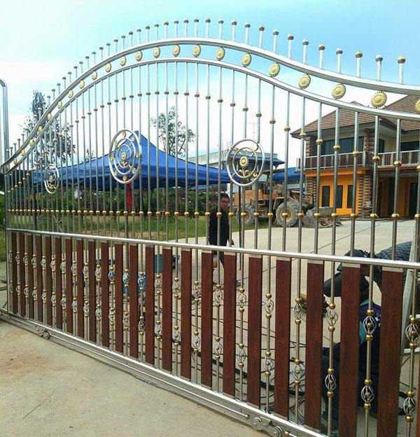 งานเปลี่ยนประตูไม้ภายในบ้าน